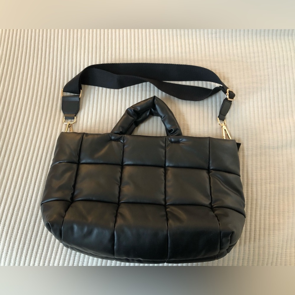 New bag never used. Sadly I took the tags off but it’s in perfect condition!